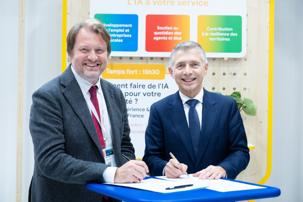 Au Salon des Maires, Benoît Tabaka et Gil Avérous, maire de Châteauroux et président de l’Association Villes de France, ont renouvelé leur partenariat signé l’an dernier, une formation de 1h30 qui a déjà permis de former des centaines d’agents et d’élus aux bases de l’intelligence artificielle. Photo Google.