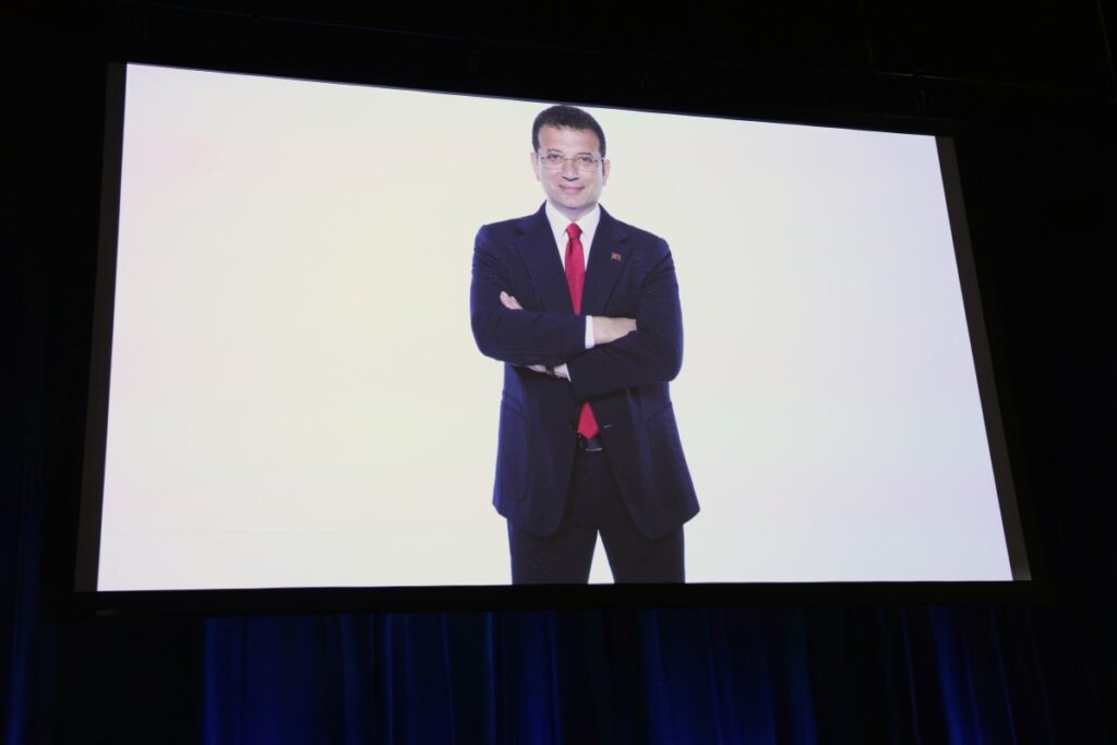 L’annonce de la remise du prix a été faite en l’absence du récipiendaire, actuellement emprisonné. Photo CdR.