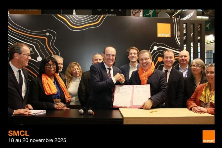 Au dernier Salon des Maires, Jérôme Hénique a signé un partenariat d’inclusion numérique avec la Fondation “Agir Contre l’Exclusion” Auvergne-Rhône-Alpes en présence de son président Jean Castex. Photo Orange