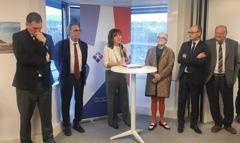 Renaud Muselier et Carole Delga entourés de nombreux ministres… Photo Philippe Martin Régions Magazine