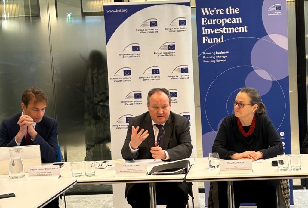 Présentation des résultats 2025 par Ambroise Fayolle, entouré de Grégoire Chauvière Le Drian, directeur du bureau de Paris de la BEI, et Marjut Falksted, directrice générale du FEI. Photo BEI