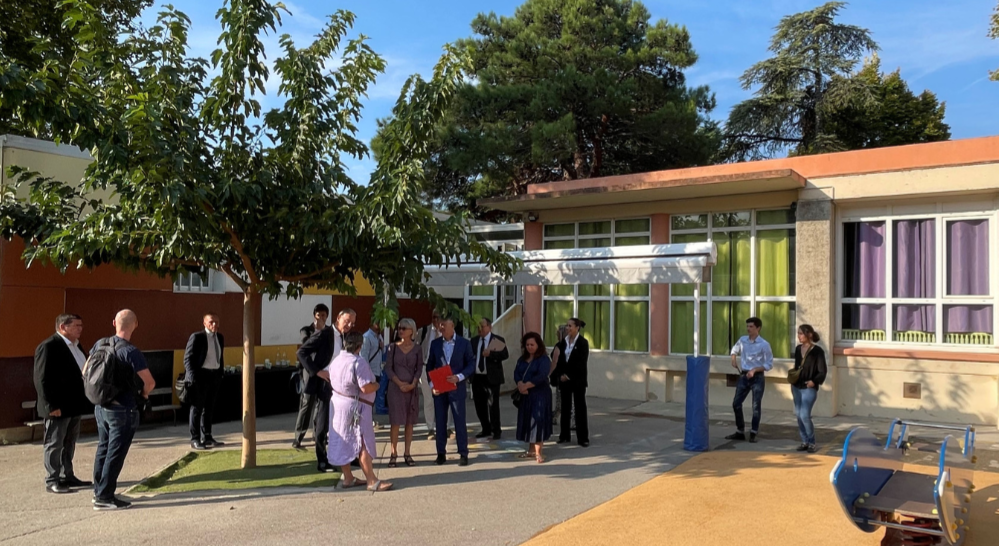 Visite de la délégation de la BEI emmenée par Ambrosie Fayolle, à l’école primaire Saint-Louis Campagne-Lévêque (15e arrondissement de Marseille), dont les bâtiments seront rénovés dans le cadre d’un large périmètre de rénovation urbaine soutenue par la BEI. Photo BEI.