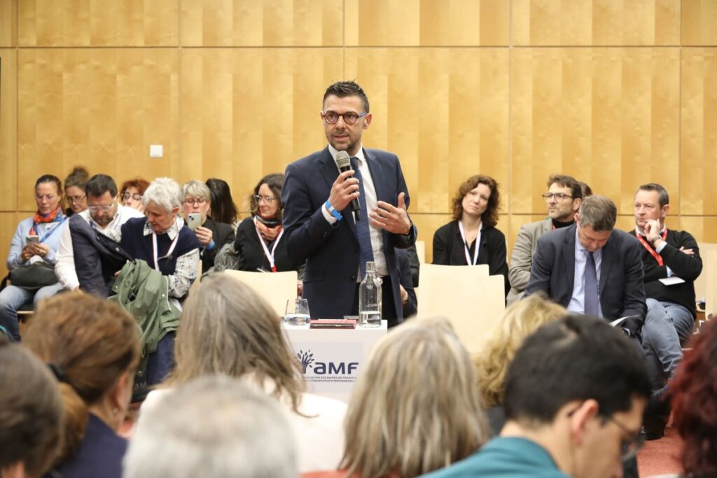 Au dernier Salon des Maires, le CNFPT et l’Association des Maires de France ont réuni les secrétaires généraux de mairie. Au micro, Yohann Nedelec. Photo CNFPT.
