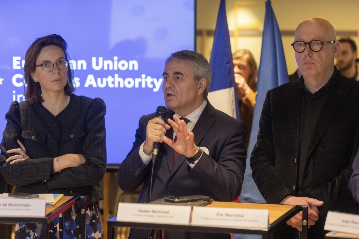 De gauche à droite, Amélie de Montchalin, Xavier Bertrand, et Éric Skironka, nouveau président de la Métropole européenne de Lile. Photo Michael Lacha Rgéion HDF.