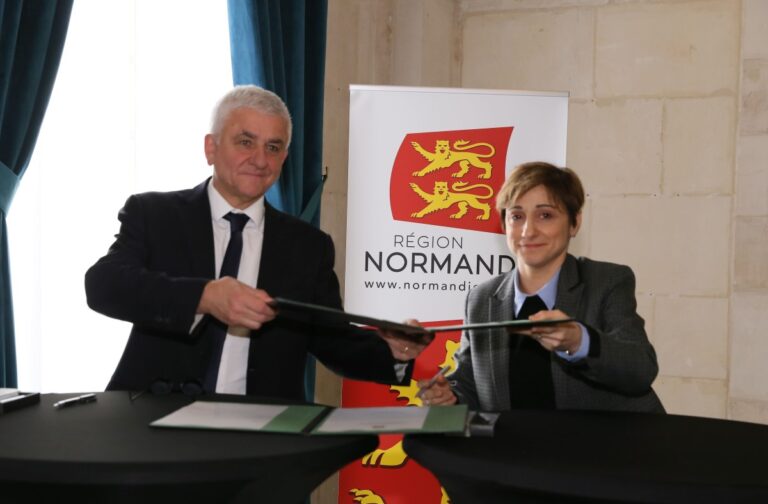 Signature de l’accord entre Hiba Farès et Hervé Morin. Photo Région Normandie.