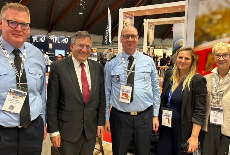 A l’occasion du dernier Congrès national des sapeurs-pompiers au Mans, l’UGAP et son président Edward Jossa (au centre) ont rencontré de nombreux acteurs, dans le souci « de mieux accompagner les soldats du feu dans leurs missions ». Photo UGAP.