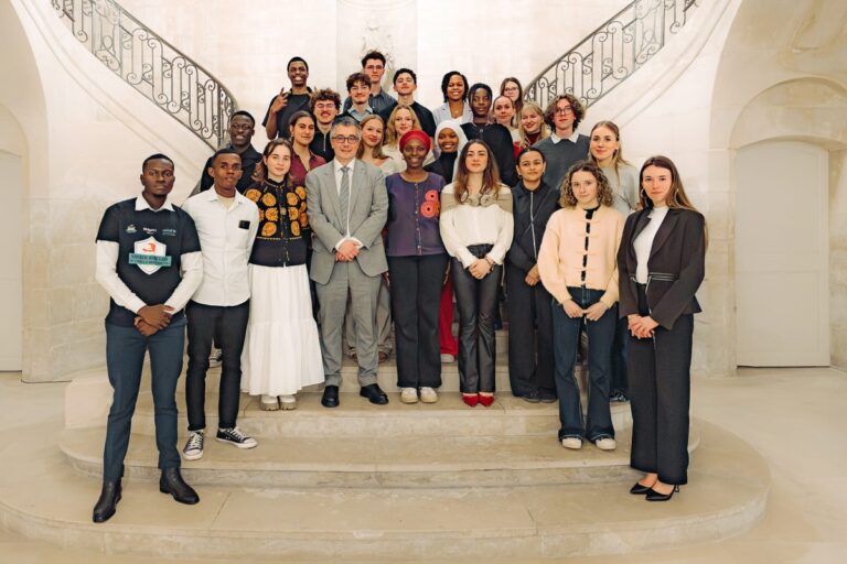 Le jury international de la huitième édition du Prix liberté se compose de 24 membres, âgés de 15 à 25 ans, dont 15 femmes et 9 hommes : 8 Normands, 3 nationaux hors Normandie (Hauts-de-France, Auvergne, Île-de-France), et 13 internationaux : Allemagne, Bénin, Danemark, États-Unis, Ghana, Guinée, Haïti, Inde, Italie, Madagascar, Norvège, Suisse et Ukraine. Photo Galliot Région Normandie.
