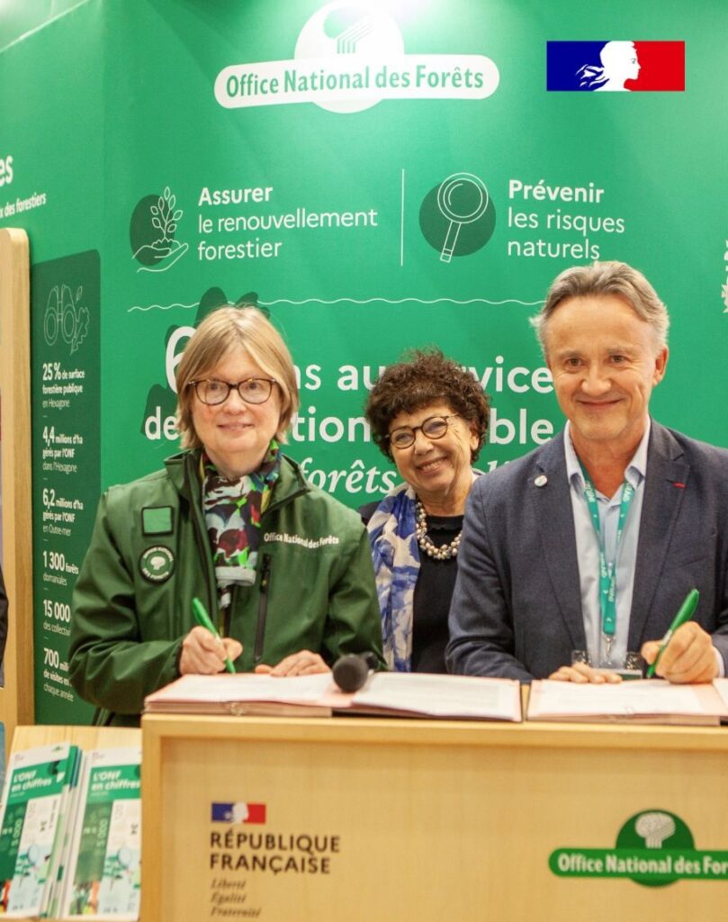 Signature de l’accord entre Valérie Métrich-Hecquet, directrice générale de l’ONF (à gauche), et Philippe Mauguin, président-directeur général d’INRAE, en présence de Monique Barbut, ministre de la Transition écologique. Photos INRAE et ONF.