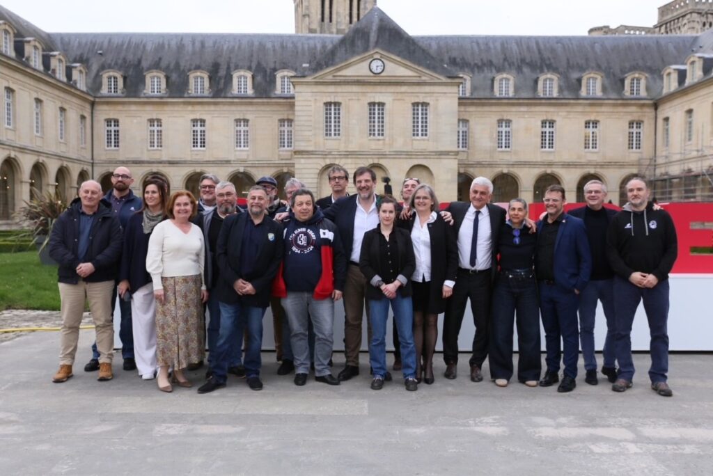 Les signataires de la convention en compagnie des présidents des principaux clubs de rugby normands. Au centre le président de la FFR Florian Grill. Photo Région Normandie.