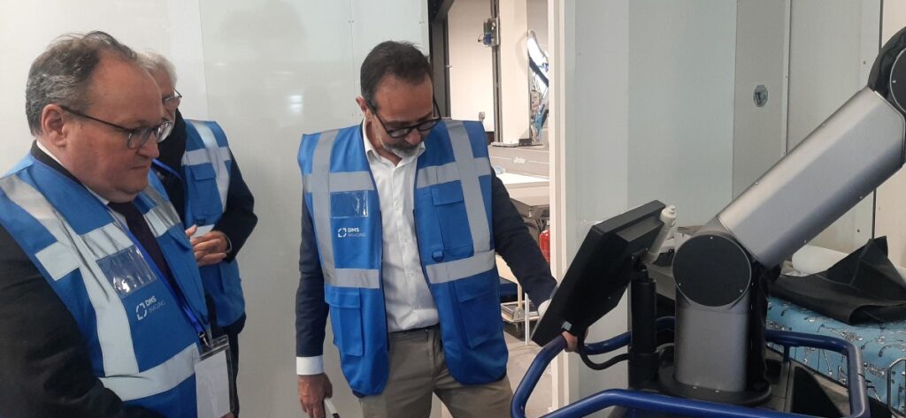 Ambroise Fayolle (à gauche), vice-président de la Banque Européenne d’Investissement, découvre les nouveaux appareils de radiologie.