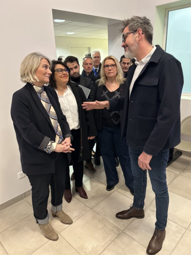 À Taissy, au cœur du quotidien des infirmières et infirmiers, la ministre à la rencontre les professionnels de santé d’une Maison de Santé Pluriprofessionnelle (MSP) pour échanger sur leur pratique et les évolutions majeures du métier infirmier. Photo ministère de la Santé.