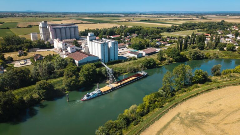 Chargement de grains sur un bateau de transport de marchandises à proximité de silos à grain à Verdun-Ciel (Bourgogne-Franche-Comté). Photo VNF-Thibaut Desplats-IMAGEO