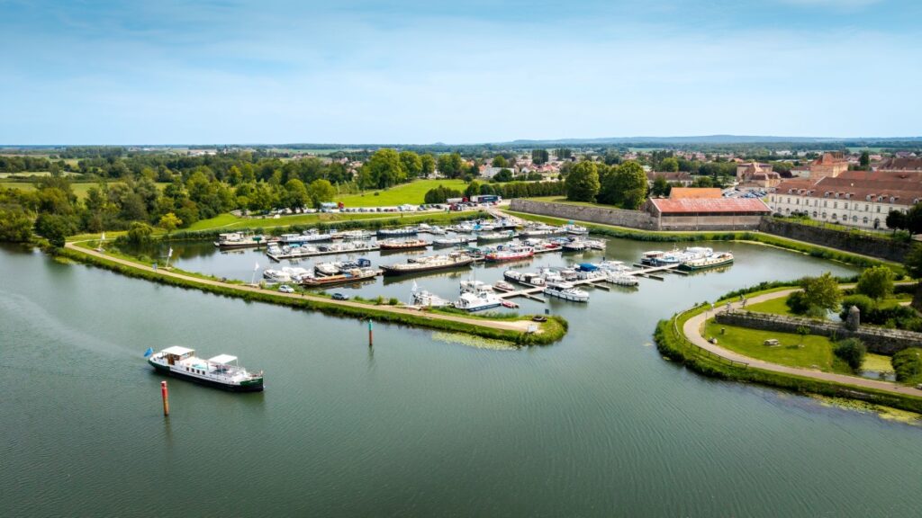 Vue aérienne du Port de plaisance dit « Port Royal » à Auxonne (Côte d’Or). Photo VNF-Thibaut Desplats-IMAGEO