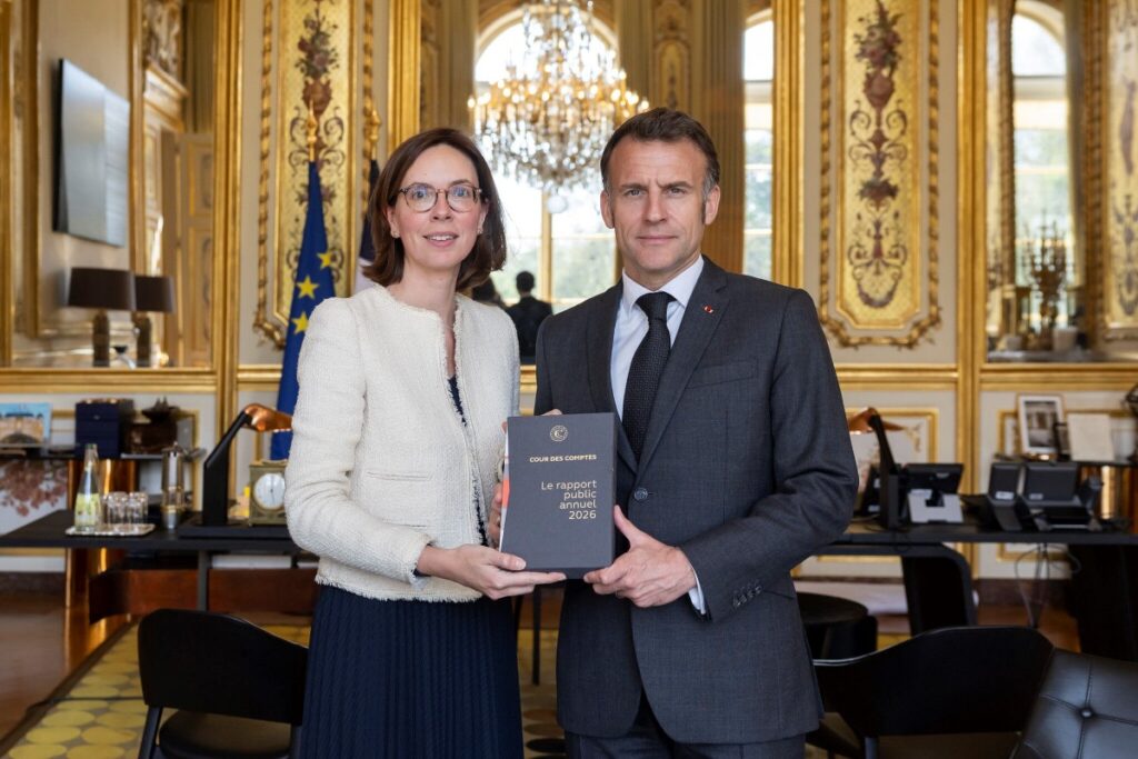 Avant de présider cette séance, la première présidente de la Cour des comptes a présenté le rapport annuel au président de la République. Photo Cour des comptes.
