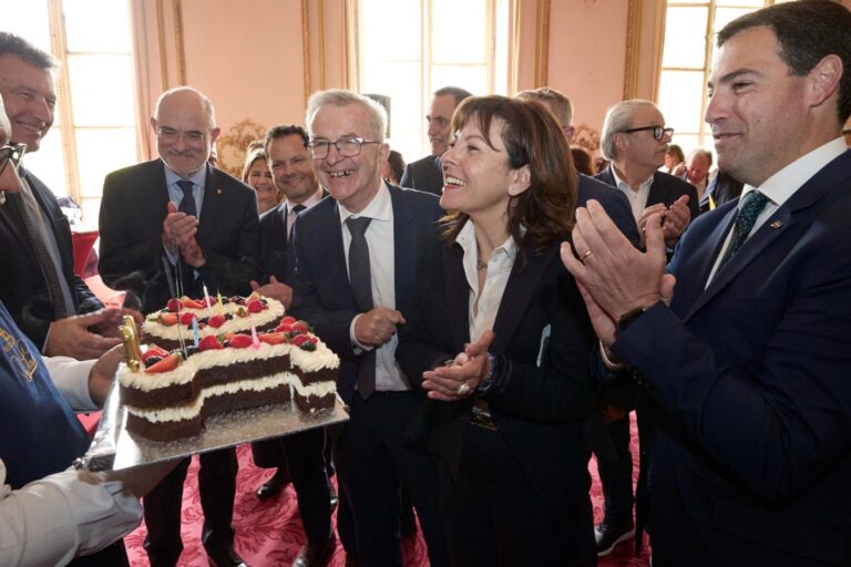 La présidente de Régions de France et de l’Occitanie Carole Delga devant le gâteau des dix ans. Photo Régions de France Emmanuel Fradin.
