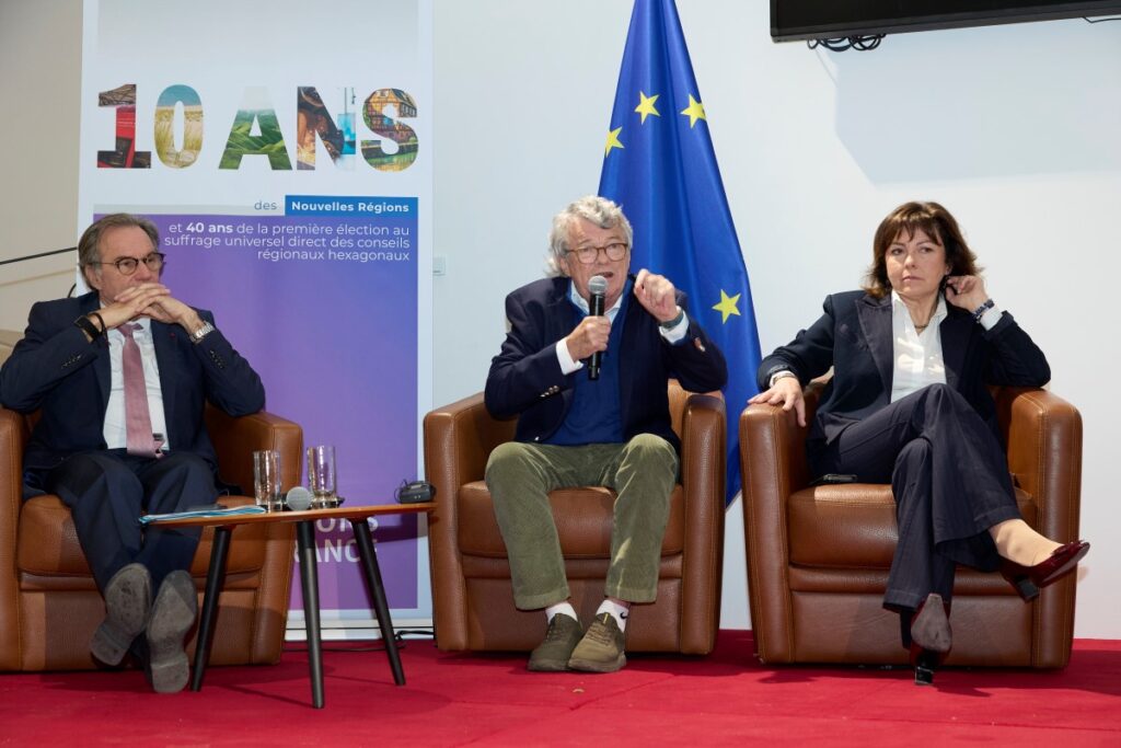  A la tribune, Renaud Muselier, président de la Région Sud, Jean-Louis Borloo et Carole Delga.
