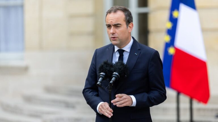 Sébastien Lecornu a présenté son plan d’électrification de la France à l’Hôtel Matignon. Photo services du Premier ministre.