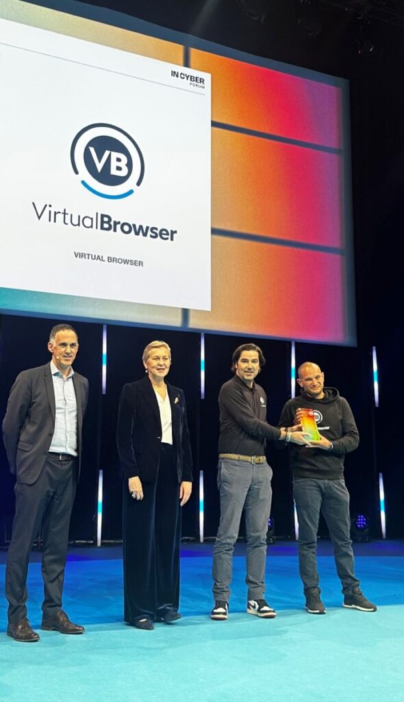 Remise du prix du président de la République des mains par Anne Le Hénanff, ministre déléguée chargée de l'Intelligence artificielle et du Numérique, aux dirigeants de VirtualBrowser.