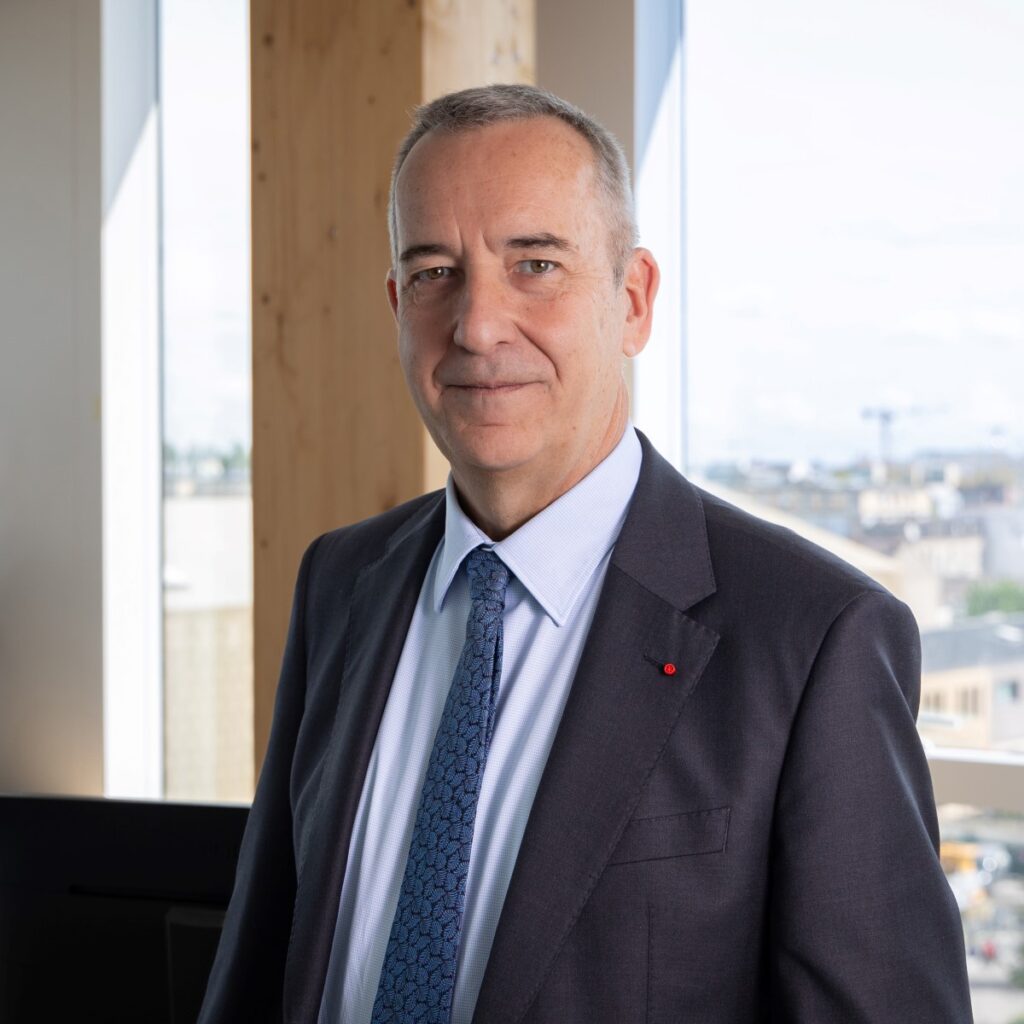 Ancien élève de l’ENA, Denis Robin a derrière lui une longue carrière dans la préfectorale mais aussi les cabinets ministériels. Il a notamment été secrétaire général de la préfecture des Landes, directeur de cabinet du préfet de la Région Rhône-Alpes, représentant du gouvernement à Mayotte en charge de la départementalisation de ce territoire, préfet du Pas-de-Calais ou encore secrétaire général de la mer. Photo ARS IDF.