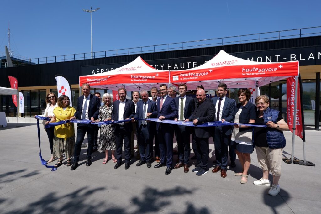 Martial Saddier, président du Conseil départemental de la Haute-Savoie, Rémi Maumon de Longevialle, directeur Général de VINCI Airports, Loïc Duroselle, directeur des aéroports régionaux français et président de l’aéroport Annecy Haute-Savoie Mont-Blanc et Aurélien Donche, directeur de l’aéroport Annecy Haute-Savoie Mont-Blanc, ont inauguré la nouvelle infrastructure.
Photos Département de Haute-Savoie
