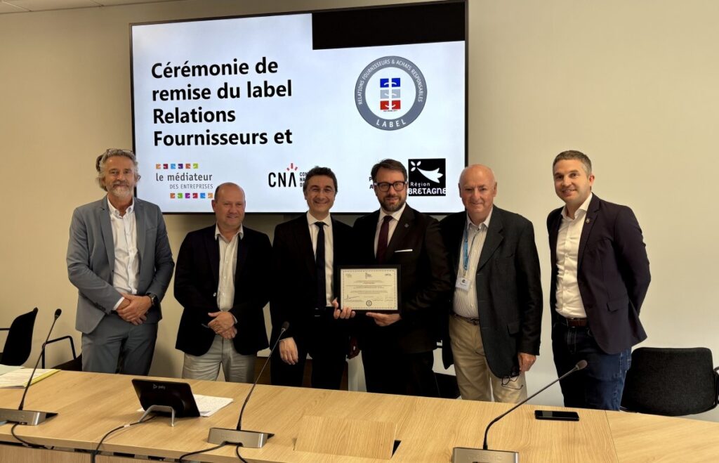 Le président de la Région Bretagne Loïg Chesnais-Girard et le conseiller régional et sénateur Simon Uzenat, ont reçu le label “Relations Fournisseurs et Achats Responsables” (RFAR). Crédit photo : Région Bretagne – Loïc Hénaff