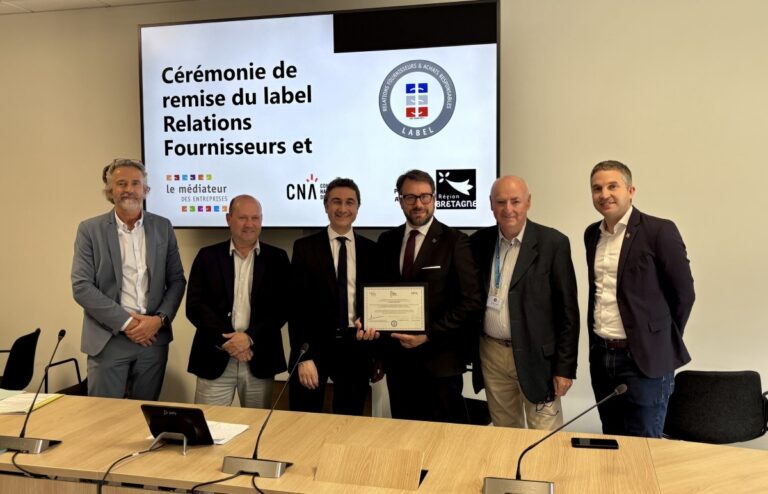 Le président de la Région Bretagne Loïg Chesnais-Girard et le conseiller régional et sénateur Simon Uzenat, ont reçu le label “Relations Fournisseurs et Achats Responsables” (RFAR). Crédit photo : Région Bretagne – Loïc Hénaff