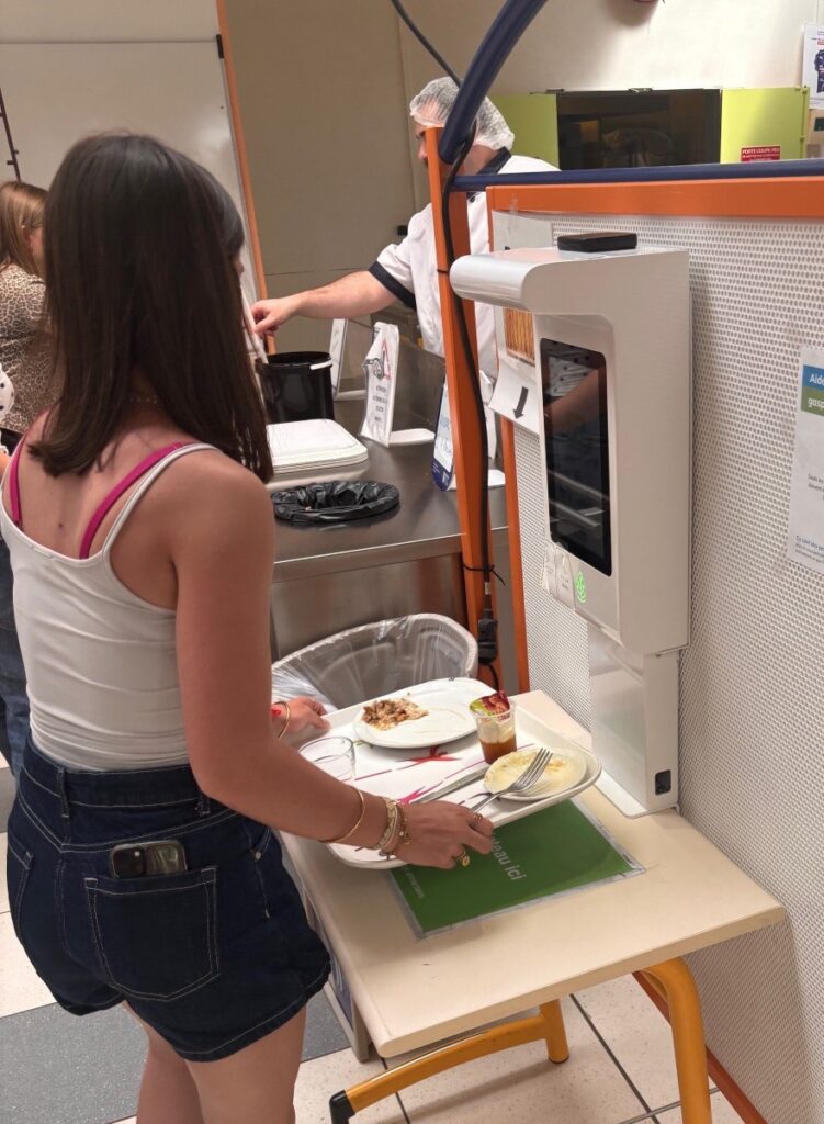 Des bornes interactives pour scanner les plateaux et mesurer le degré de gaspillage alimentaire. Photo Région PDLL.