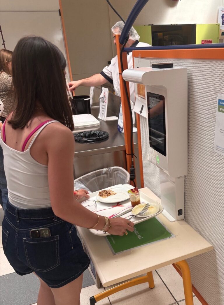 Des bornes interactives pour scanner les plateaux et mesurer le degré de gaspillage alimentaire. Photo Région PDLL.