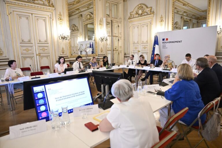 Le 29 mai, la ministre de l’Aménagement des territoires Françoise Gatel, aux côtés du ministre délégué chargé de la transition écologique Mathieu Lefebre, rencontrait des associations d’élus pour « avancer sur l’économie circulaire et la filière plastique ». Les débats risquent d’être un peu plus tendus à propos de son projet de loi. Photo ministère de l’Aménagement des territoires.