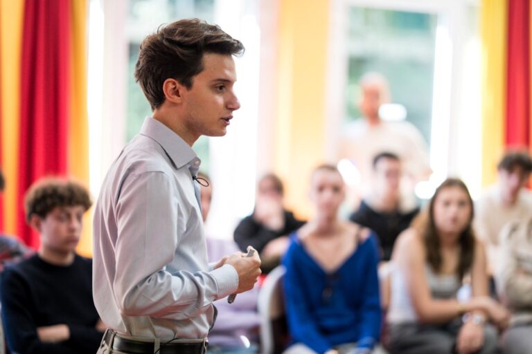 Elian Potier a raconté son expérience devant les élèves du lycée Grand Air à La Baule. Photo Région PDLL