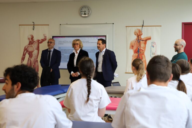 Rencontre des élus avec les étudiants en kiné. Photo Région BFC O. Lavoustet