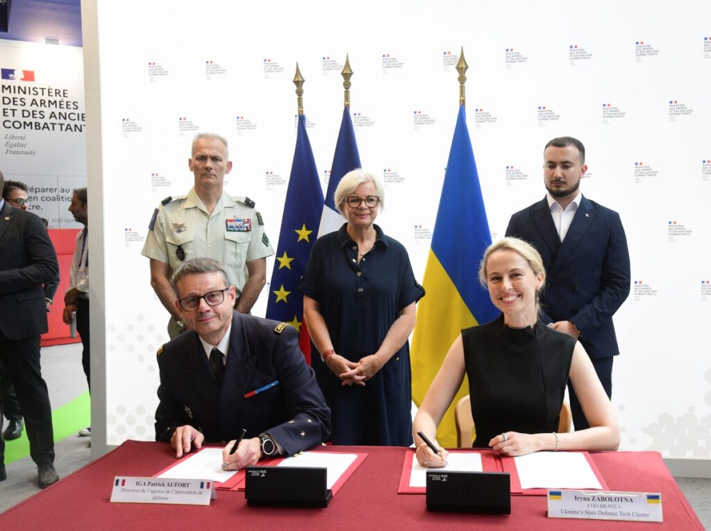 Dans le cadre du salon Eurosatory, Patrick Aufort, directeur de l'Agence de l'innovation de défense, représentant la France et Iryna Zabolotna, Brave1, Ukraine's State Defence Tech Cluster, représentant l’Ukraine, ont officialisé par un accord de partenariat, l’intention exprimée dans la lettre signée en janvier 2026, en présence de Catherine Vautrin, ministre des Armées. L’initiative Brave France a pour mission de promouvoir le développement de solutions technologiques innovantes conjointes au bénéfice des armées ukrainiennes et françaises. Photo Christian/DICoD/Ministère des Armées