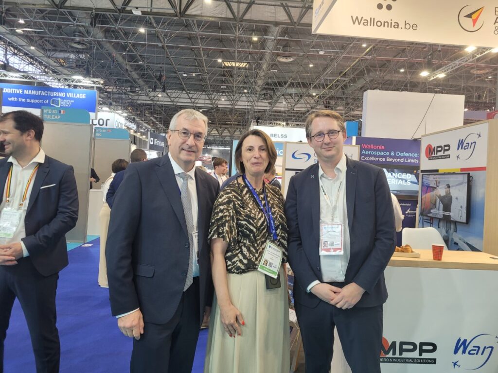 Au pavillon Grand Est, Pierre-Yves Jeholet, Vice-Président du gouvernement Wallon et Ministre de l'Economie, de l'Industrie, de l'Emploi, de la Formation, de la Recherche et du Numérique, Virginie Rodrigues de Oliveira, conseillère régionale du Grand-Est, et André A.R. Wilmes, président de LuxDefence. Photo Région Grand Est.