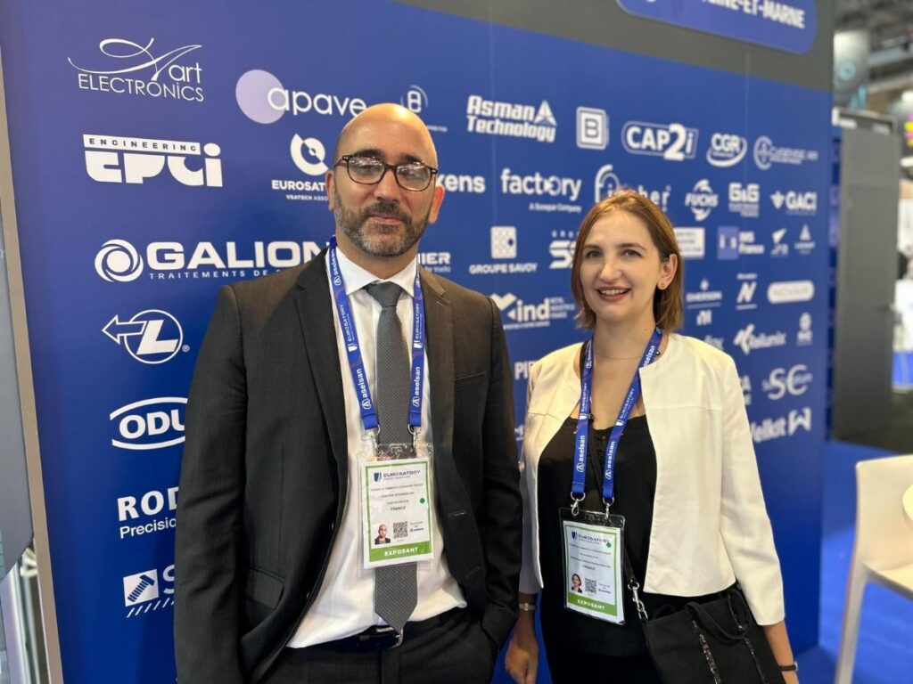 Au pavillon IDF, Jonathan De Barros Lima, chef de projet, et Silvia Popa, en charge de l’événementiel et du développement international à la CCI Paris Île-de-France. Photo CCI IDF.