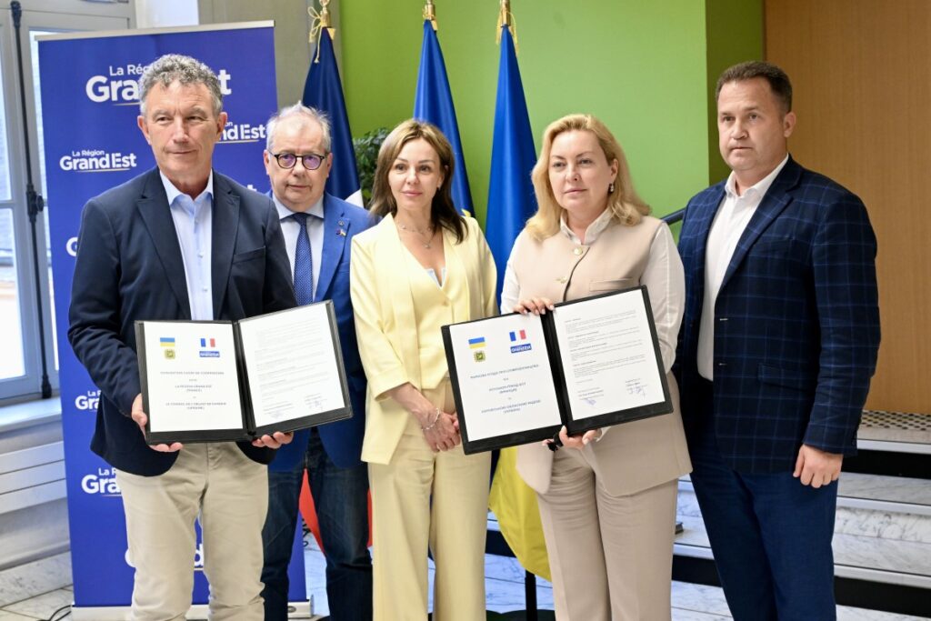 Signature de la convention en présence de Franck Leroy, président de la Région Grand Est, Christian Debève, président de la commission relations internationales de la Région Grand Est, Olena Logynova, Vice-gouverneur de l'Administration militaire régionale de Kharkiv, Tetiana Yehorova-Lutsenko, présidente du Conseil de l'Oblast de Kharkiv, et Maksym Kolinko, chef du département du développement territorial local et des relations internationales. crédits Stadler Région Grand Est
