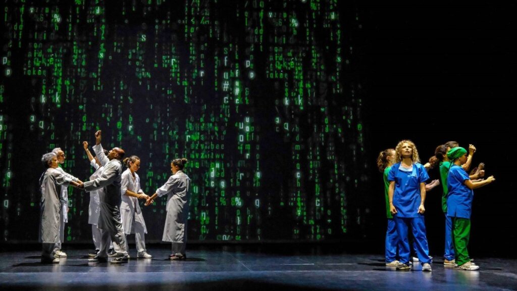 99 Soignants sur la scène du théâtre national La Criée à Marseille en mai 2025, sur une idée originale de G. Flaven dans le cadre de 99 Project avec des personnels soignants de l’AP-HM.
Photo F.Vanniere