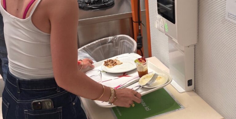Des bornes interactives pour scanner les plateaux et mesurer le degré de gaspillage alimentaire. Photo Région PDLL.