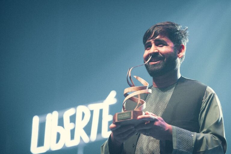 Matiullah Wesa a reçu son trophée sur la scène du Zénith de Caen, devant plus de 4.000 jeunes. - credit photo P Galliot Région Normandie