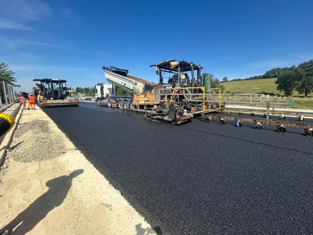 Pose d’enrobé par la société NGE sur le chantier ATOSCA. Photo NGE.