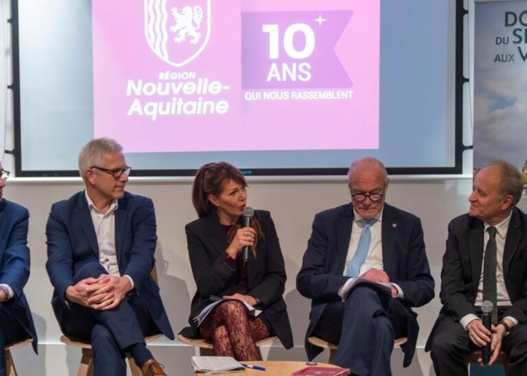 Christelle Chassagne, micro en mains, aux côtés du président de la Région Nouvelle-Aquitaine Alain Rousset, à l’occasion des dix ans de la Région. Photo Philippe Martin Régions Magazine.