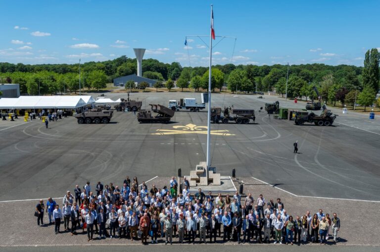 Le 2 juillet, le 1er régiment d’artillerie de Bourogne (Territoire de Belfort) a accueilli la dernière édition de la Journée découverte des opportunités de marchés dans l’industrie de la Défense. Un rendez-vous stratégique qui s’est tenu en présence de 400 participants, dont de nombreux chefs d’entreprise. Photo Région BFC