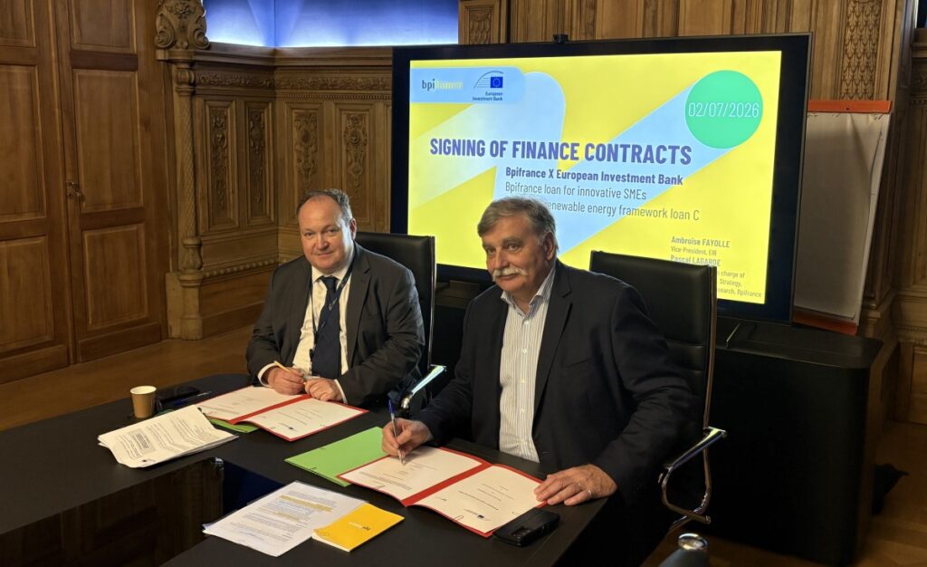 Signature de l’accord entre Ambroise Fayolle, vice-président de la Banque européenne d'investissement, et Pascal Lagarde, Directeur Exécutif, International, Stratégie, Études, Développement de Bpifrance. Photo BEI
