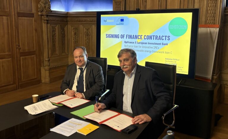 Signature de l’accord entre Ambroise Fayolle, vice-président de la Banque européenne d'investissement, et Pascal Lagarde, Directeur Exécutif, International, Stratégie, Études, Développement de Bpifrance. Photo BEI