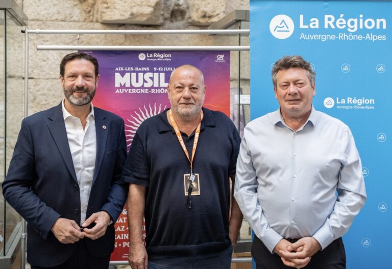 Fabrice PANNEKOUCKE, Président de la Région Auvergne-Rhône-Alpes, Rémi PERRIER, Directeur de Musilac et Renaud BERETTI, Maire d’Aix-les-Bains. Photo Région AURA.