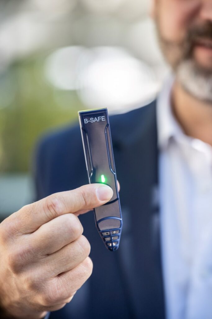 Conçu par l’entreprise savoyarde LUEUR, B-SAFE se présente comme un détecteur électronique réutilisable permettant de tester rapidement une boisson suspecte. Le test permet d’obtenir un résultat en moins de 30 secondes.