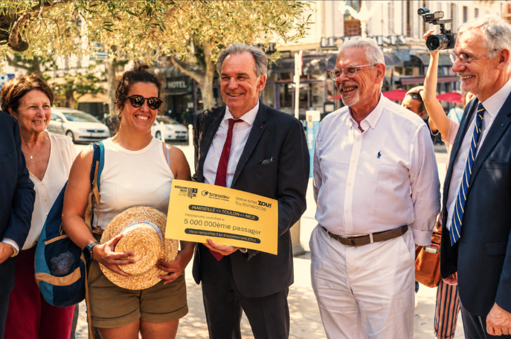 Margaux, habitante de Toulon, a reçu des mains du président de la Région, Renaud Muselier, un « ticket or », qui lui permettra de voyager gratuitement sur le réseau ZOU! pendant une année entière. La jeune femme emprunte le TER quotidiennement pour se rendre sur son lieu de travail. Photo Laura Balais Région Sud.