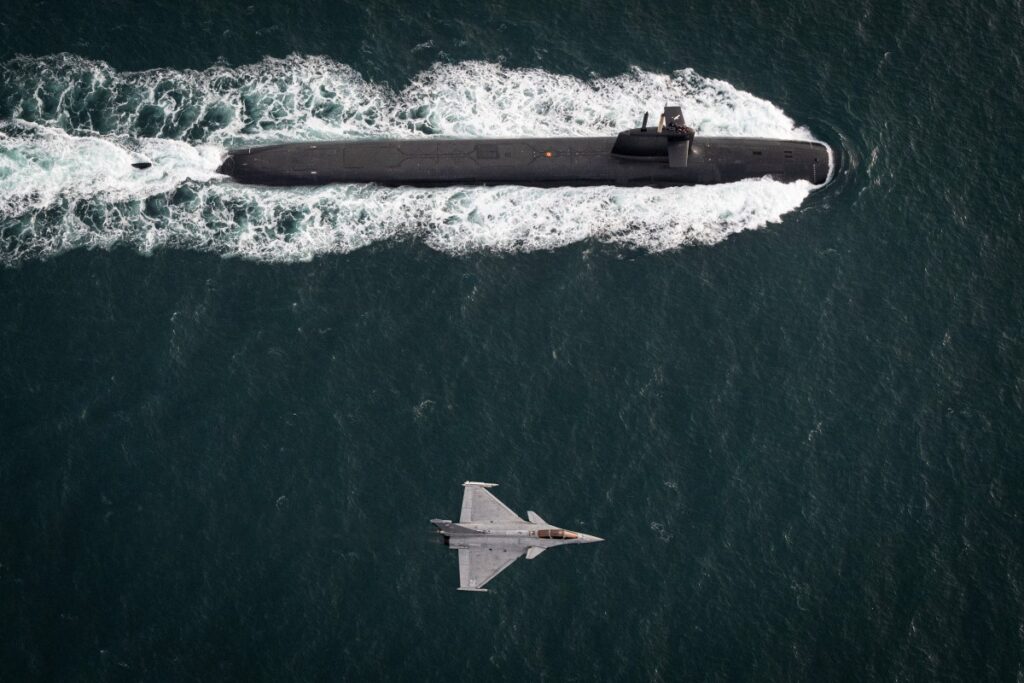 Sous-marin lanceur d’engin et Rafale au large de Brest, deux symboles de notre défense. Photo ministère des Armées