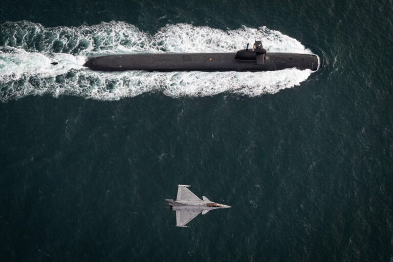 Sous-marin lanceur d’engin et Rafale au large de Brest, deux symboles de notre défense. Photo ministère des Armées