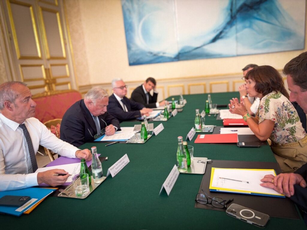 Rencontre au Sénat entre les équipes de Gérard Larcher et celles de Carole Delga.