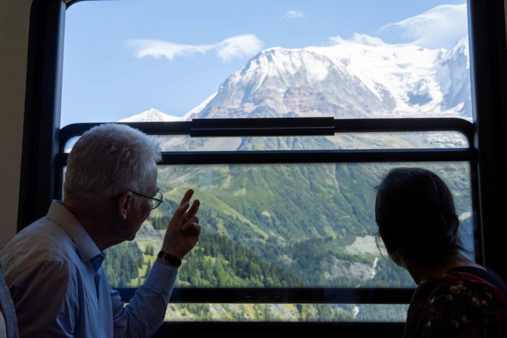 Montée jusqu’au monument par le Tramway du Mont-Blanc. Photos mairie de Saint-Gervais.